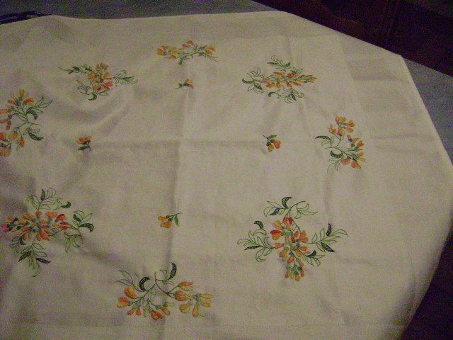 Nappe en fil de lin blanc avec fleurs brodées en couleurs pa
